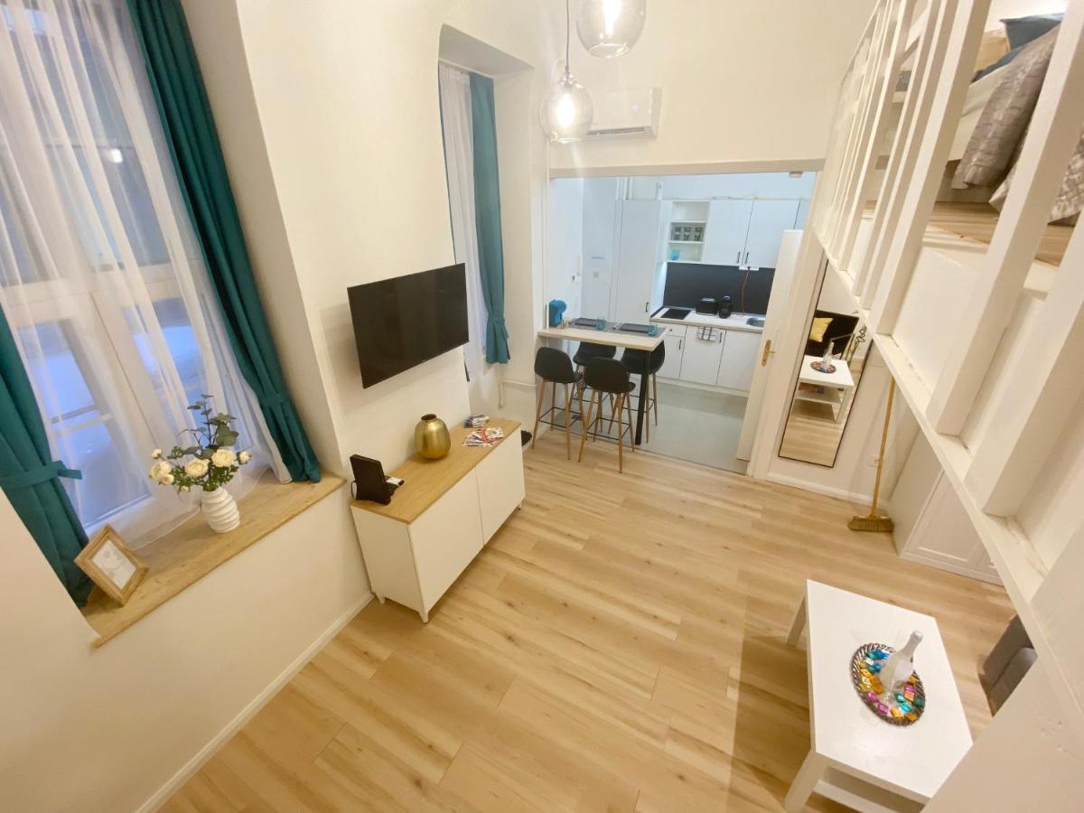 Goldart Design Apartment In The Heart Of บูดาเปสต์ ภายนอก รูปภาพ