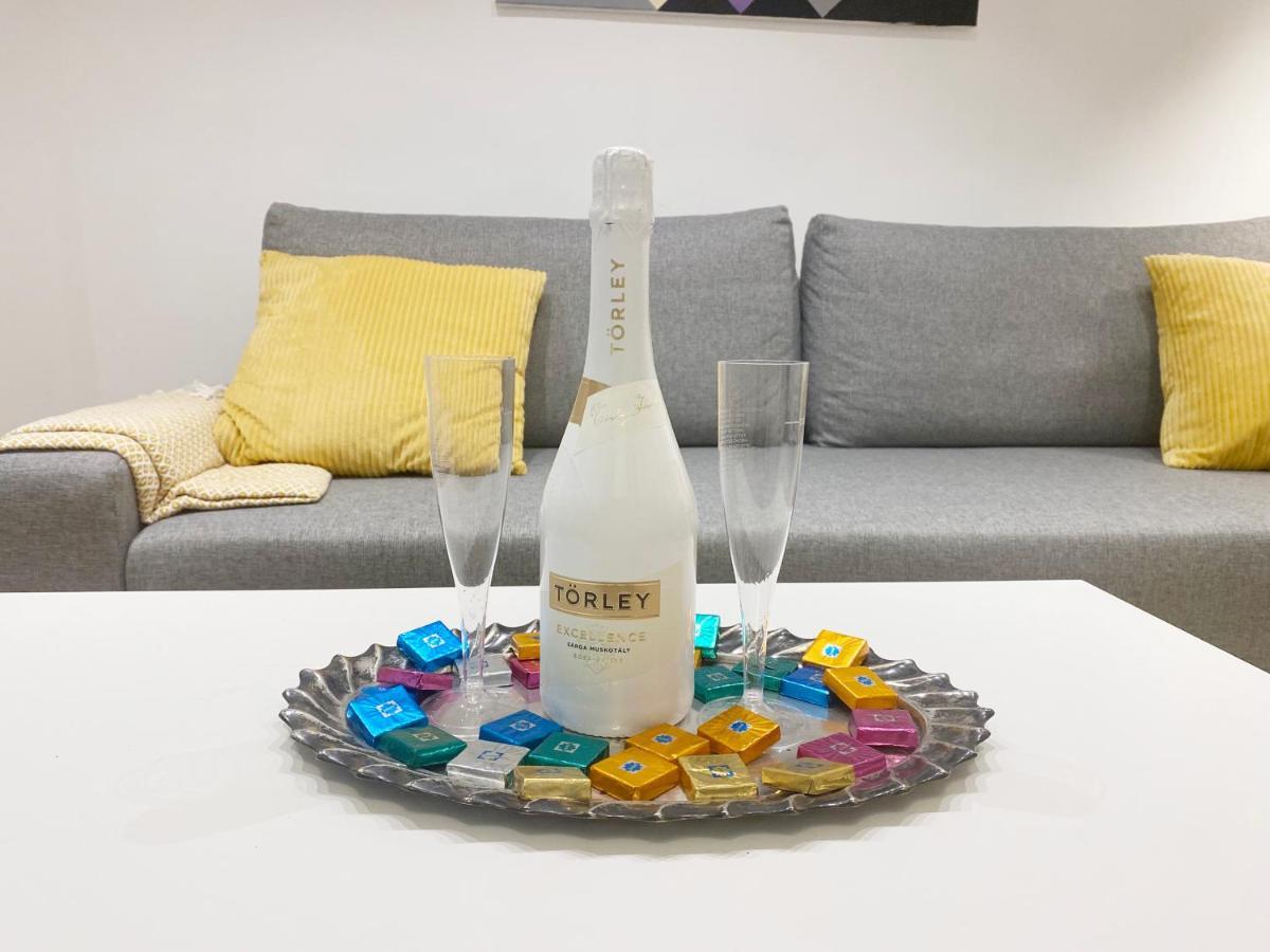 Goldart Design Apartment In The Heart Of บูดาเปสต์ ภายนอก รูปภาพ