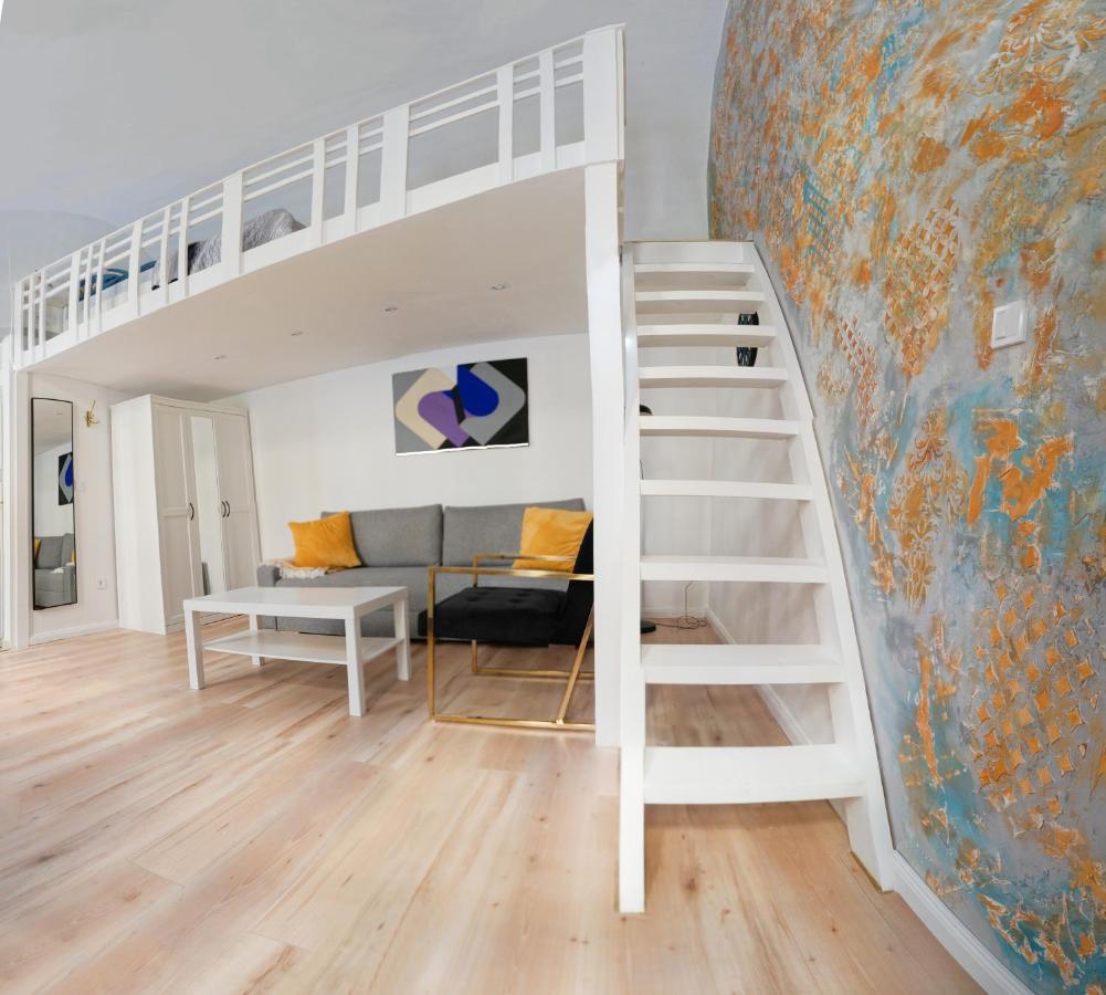 Goldart Design Apartment In The Heart Of บูดาเปสต์ ภายนอก รูปภาพ