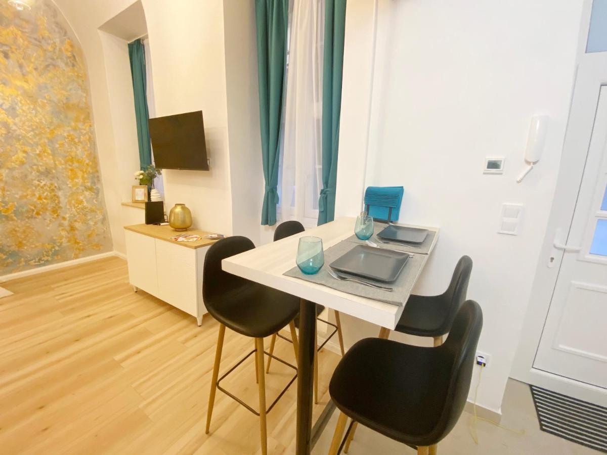 Goldart Design Apartment In The Heart Of บูดาเปสต์ ภายนอก รูปภาพ